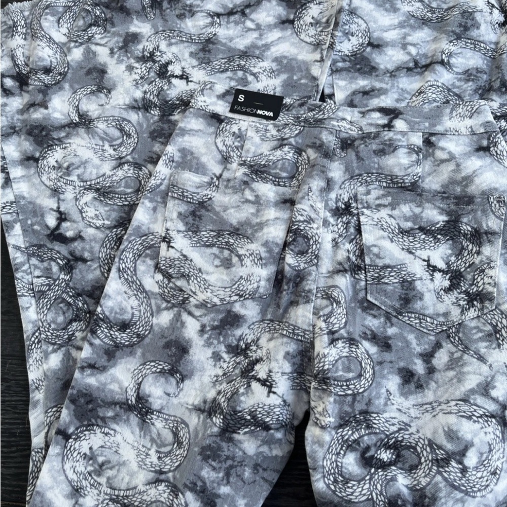 Fashion Nova Watch The Venom Snake Print Flare Jeans - Grey Size S - Picture 5 of 5